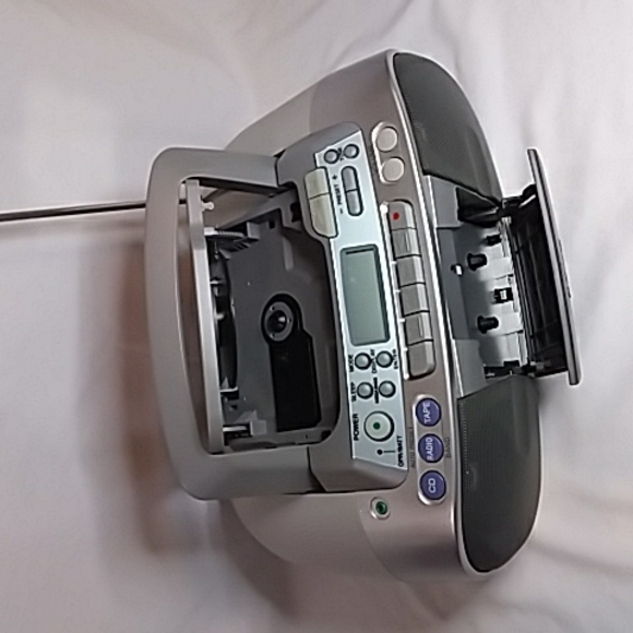 Vintage Sony Boom Box CFD S01, AM/FM radio, single CD player and Cassette player - Picture 4 of 4